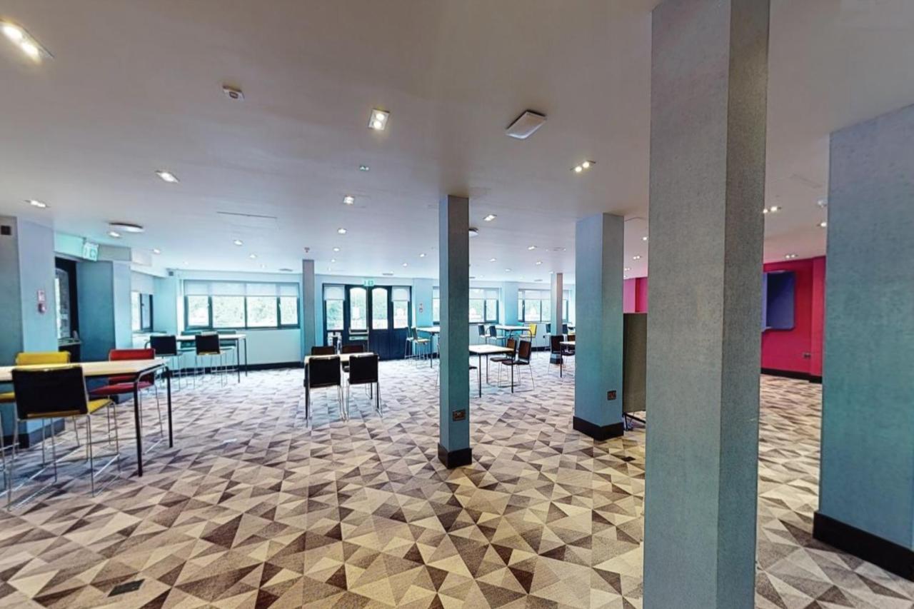 Village Hotel Warrington Zewnętrze zdjęcie