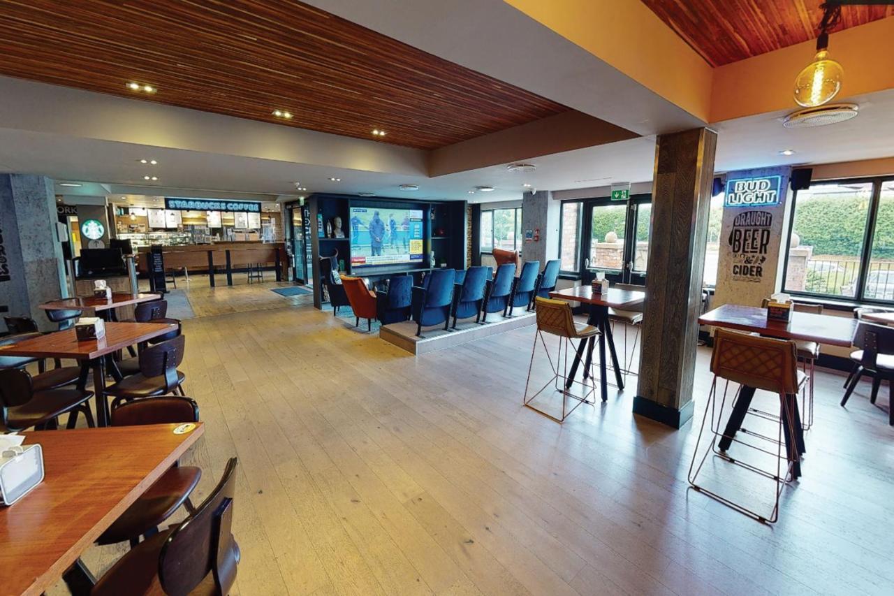 Village Hotel Warrington Zewnętrze zdjęcie