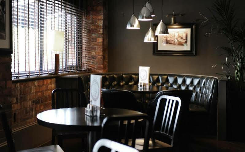 Village Hotel Warrington Zewnętrze zdjęcie